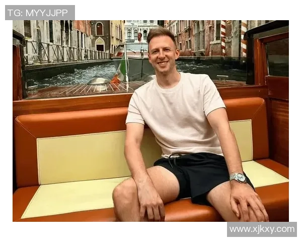 足球球星携女友甜蜜合照曝光 两人甜笑互动展现浓情蜜意